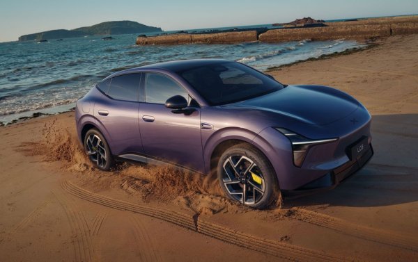 Накрая идва вариантът AWD Performance, който има и един асинхронен електромотор на предната ос, с което ви дава пълноценно задвижване на четирите колела. Тук пробегът е най-малък - 440 км, но пък конете стават 388, а ускорението от 0 до 100 км/ч - едва 4.5 секунди. 
И Long Range, и AWD Performance могат да се поръчат и в нивото Ultra, но за него ще говорим след малко. 
